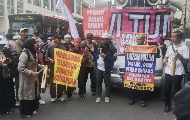 Geruduk Bawaslu, Massa Minta Bawaslu Diskualifikasi Prabowo-Gibran