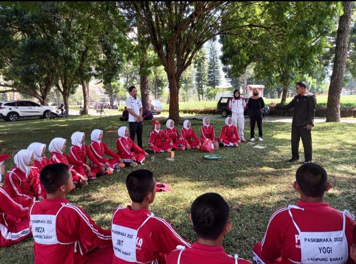 Kadis Parawisata Lampung Barat, Memberi Pengarahan   Kepada Peserta Paskibraka