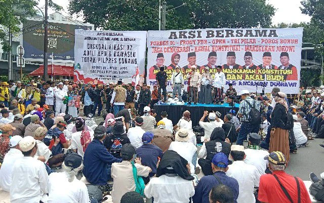 Aksi Bersama di Patung Kuda Suarakan 3 Tuntutan, Termasuk Adili KPU dan Bawaslu,