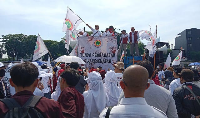 Kembali Demo DPR, Ribuan Tenaga Kesehatan Tutut DPR Tunda Pengesahan RUU Kesehatan