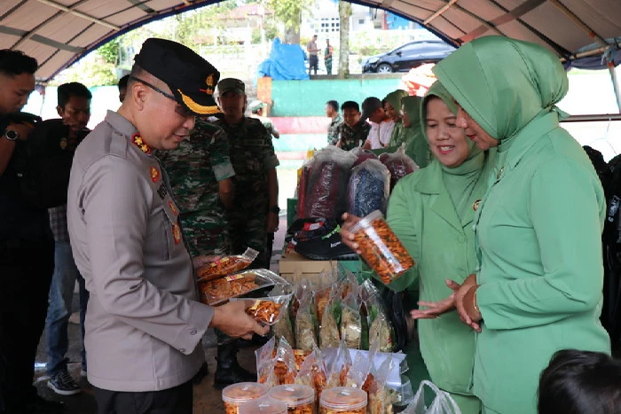 Kapolres Lampung Barat Hadiri Bazar Murah Yang Diselenggarakan Kodim 0422LB