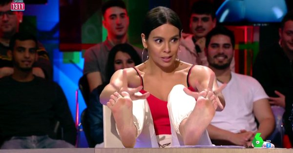 Presenter Cantik Balas Salam Lima Jari Dengan Sindirin Hutang Pajak Ronaldo