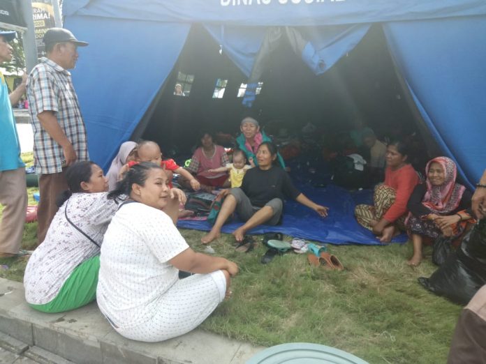 Meski Banjir Telah Surut, Ratusan Warga Masih Bertahan di Pengungsian