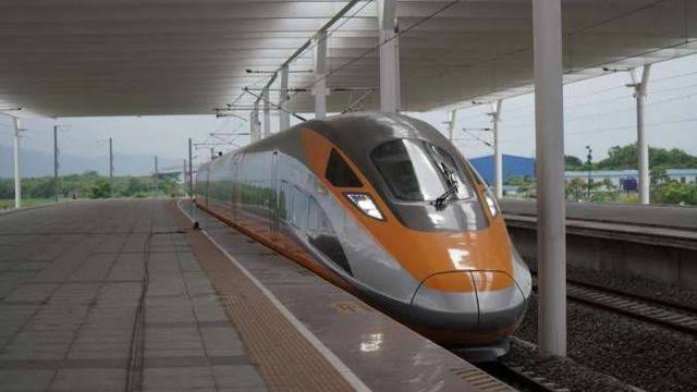 Atap Kantor Kereta Cepat di Stasiun Halim Perdanakusuma Terbakar