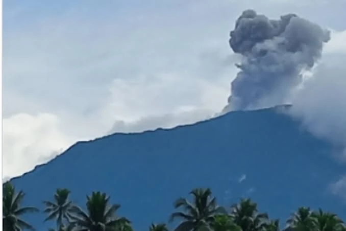 Gunung Ibu Meletus, Lepaskan Kolom Abu Setinggi 1.200 Meter