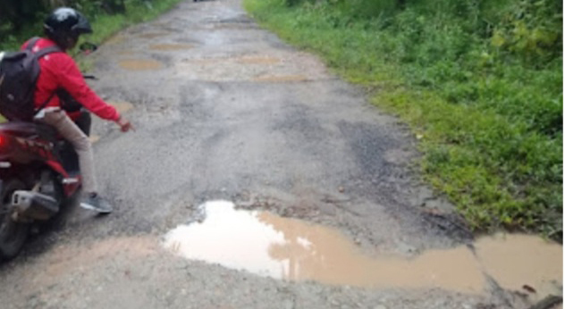 Pak Bupati dan Pak Dewan Lapor ! Jalan Poros di Kecamatan Merbau Mataram - Katibung Kapan di Perbaiki