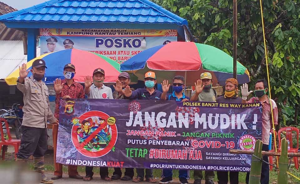 Jajaran Polsek Banjit Pasang Spanduk Imbauan Jangan Mudik