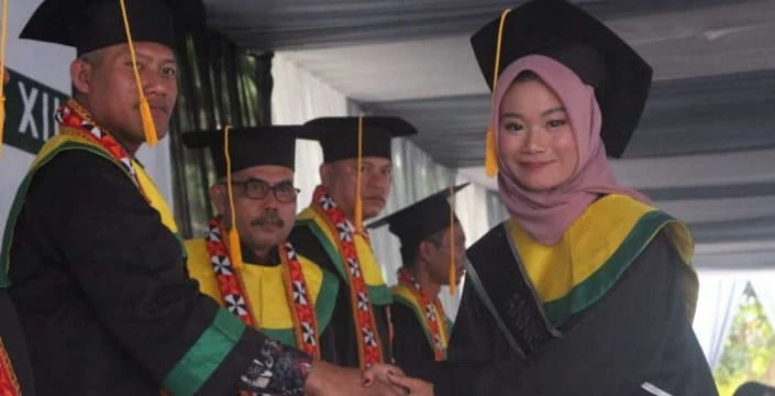166 Siswa - Siswi Kelas 12 Madrasah Aliyah negeri (MAN)1 Liwa Di Wisuda Langsung Oleh H. Ichsanudin S.Pd Selaku Kepala Sekolah