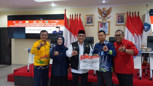 Bersama Kemensos dan KND, Senator DKI Dailami Firdaus Berikan Bantuan Atensi di Kepulauan Seribu