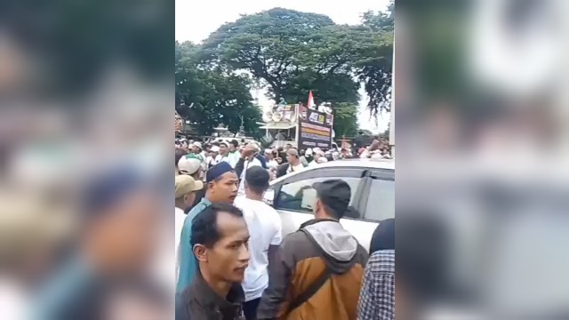 Jelang Konser Coldplay, Massa Aksi 1511 Bentrok dengan Polisi di Senayan