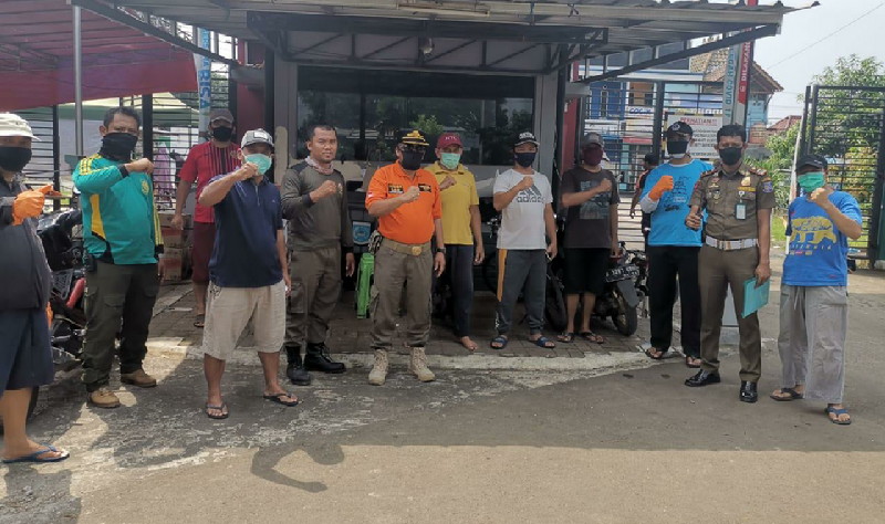 Cegah Corona, Satpol PP Tangsel Semprot Disinfektan