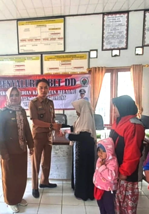 Ahmad Herdiyansah Membagikan BLT DD Kepada 19 KPM di Pekon Kejadian, Lampung Barat