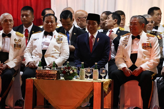 Menhan Prabowo Dampingi Presiden Jokowi Memimpin Upacara Parade Senja di Kemhan