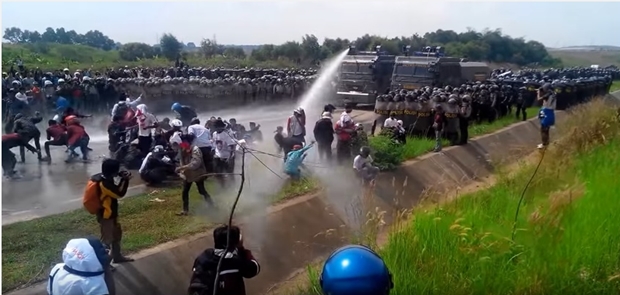 Petani Telukjambe Lakukan Kubur Diri di Depan Istana Minta Keadilan