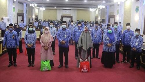Sekda Serahkan Bingkisan Idul Fitri Anggota Korpri Golongan 1 dan Santunan Uang Duka