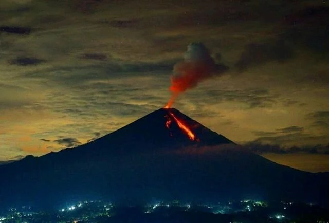 Gunung Semeru Meletus 7 Kali, Aktivitas Masyarakat Masih Normal