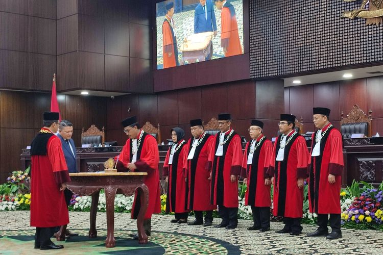 Suhartoyo Dilantik Jadi Ketua MK, Adik Ipar Jokowi Tak Hadir