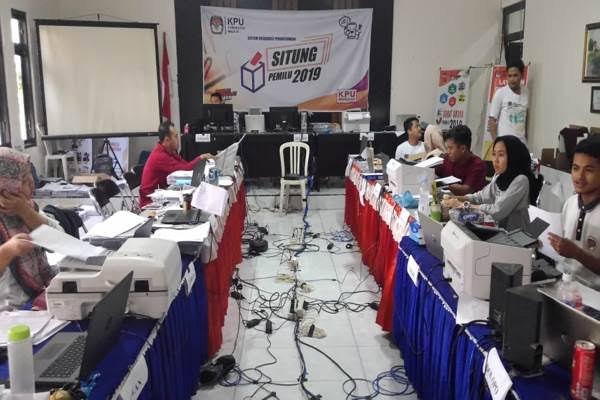 Situng KPU Belum Kelar, Pengamat Desak Audit Kinerja KPU