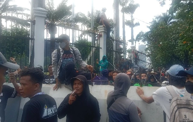Pagar DPR Berhasil Dijebol, Tapi Mahasiswa Ribut Sendiri karena Ribuan di Antaranya Tak Mau Masuk!
