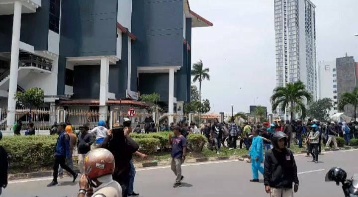 Buntut Proyek Rempang Eco-City, Warga Serang Kantor BP Batam, 6 Orang Terluka