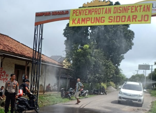 Sat Sabhara Polres Way Kanan Bersama Masyarakat, Lakukan Penyemprotan disinfektan