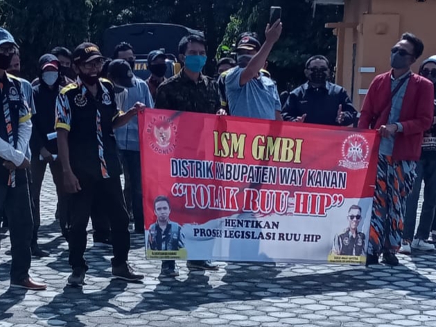 Puluhan Massa LSM GMBI Way Kanan Ngeluruk DPRD Setempat