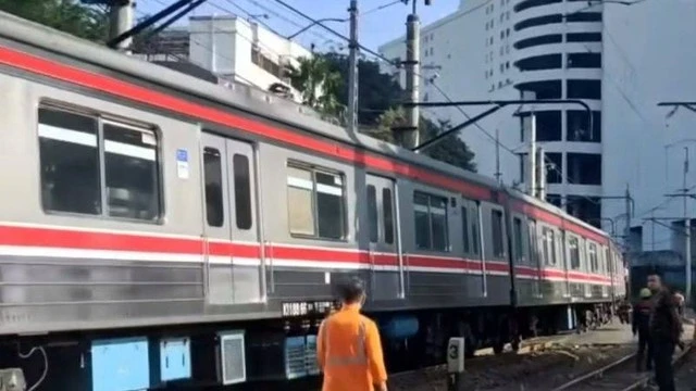 KRL Anjlok di Perlintasan Stasiun Kampung Bandan - Rajawali, Jadwal Perjalanan Kereta Terganggu