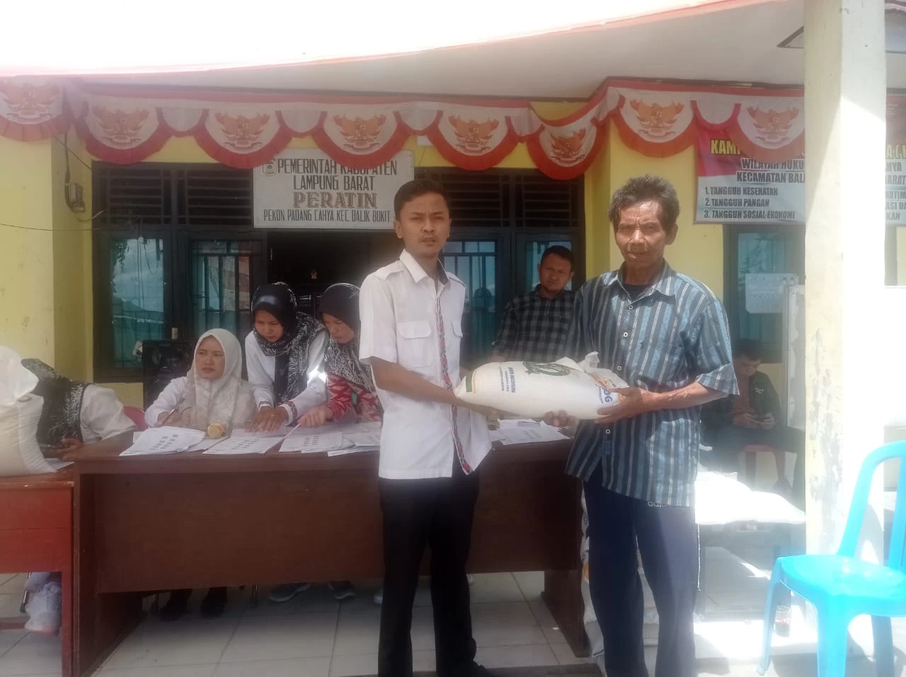 Pemerintah Pekon Padang Cahya, Menyalurkan Beras Bantuan Pemerintah Sebanyak 842 KPM