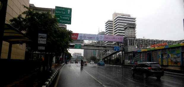Papan Reklame di JPO depan Sarinah DidugaTak Berizin