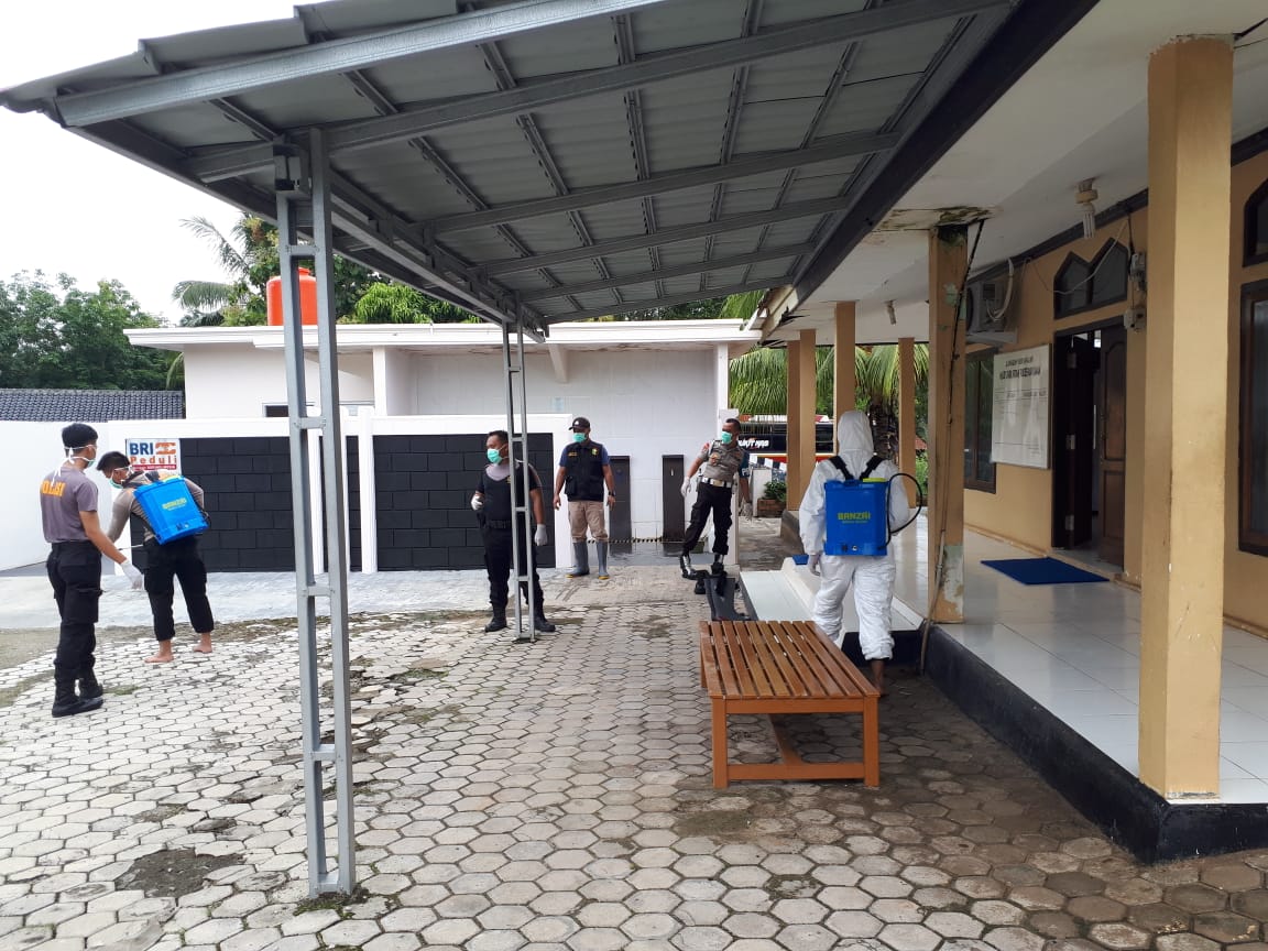 Polres Way Kanan Melakukan Penyemprotan Desinfektan di Lingkungannya