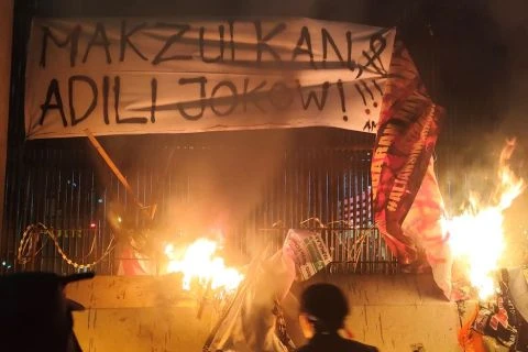 Demonstran GPKR Bakar Spanduk Makzulkan dan Adili Jokowi di Pintu Gerbang DPR