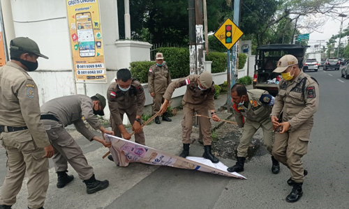 Satpol PP Sumut Tertibkan Reklame Menyimpang