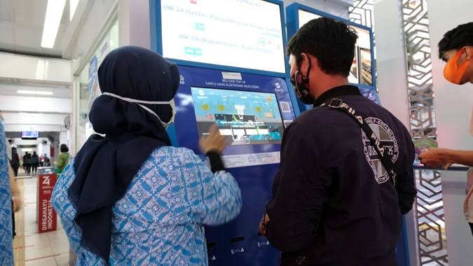Transjakarta Tambah Ratusan Mesin Isi Ulang Otomatis