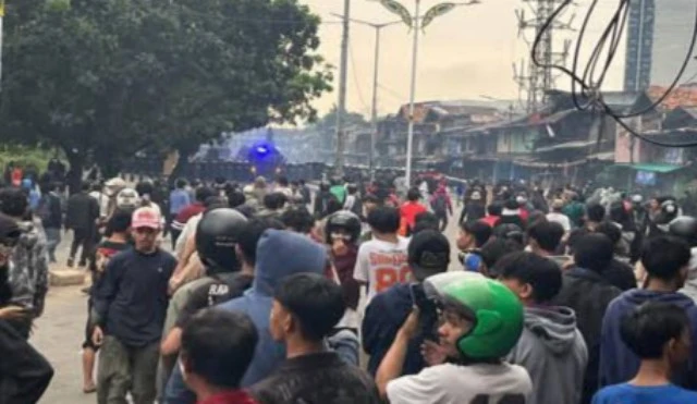 Demo di DPR Ricuh Lagi, Massa Yang Mengklaim Mahasiswa Tuntut DPR Dibubarkan