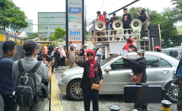 Demo Korupsi Oplos Pertalite Jadi Pertamax di 4 Lokasi,  4 Elemen Teriakkan Periksa Jokowi