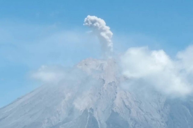 Gunung Semeru Meletus, Ciptakan Kolom Abu Setinggi 700 Meter