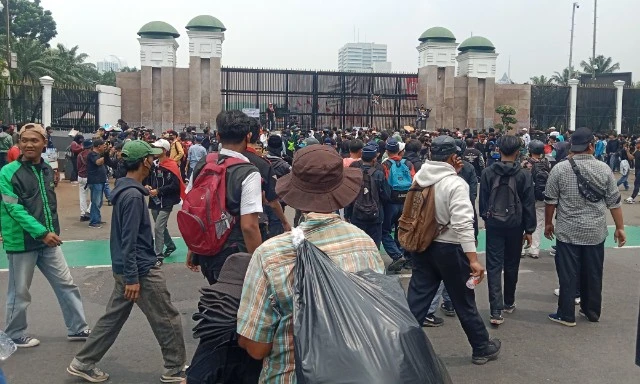 Massa Penuntut Bubarkan DPR Bentrok dengan Polisi, 4 Orang Terluka Seorang Ditangkap