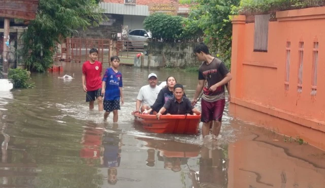 Banjir di Jakarta Meluas, Rendam 143 RT dan Genangi 16 Ruas Jalan