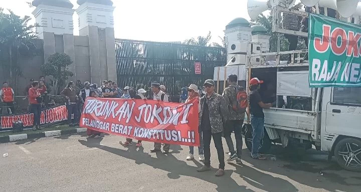 Brutal! Bertemu di DPR, Massa Pro Jokowi Lempari Massa Gap Jokowi dengan Air Mineral Kemasan