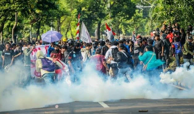 Massa Aksi Bubarkan DPR Yang Tertahan di Pejompongan, Kocar-kacir Ditembak Gas Air Mata