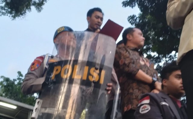 Aksi Indonesia Gelap BEM SI Berhasil Paksa Mensesneg Naik ke Mokom dan Teken 13 Tuntutan