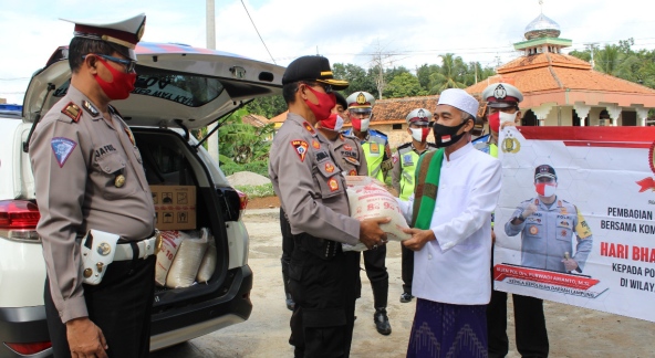 Menyongsong Hari Jadi Bhayangkara Ke 74, Polda Lampung Bagikan Sembako di Ponpes Way Kanan.