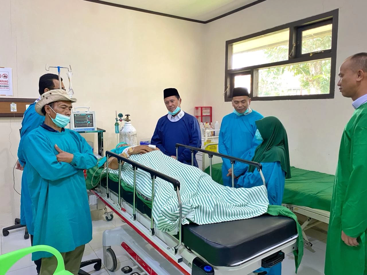 Pj Bupati Lampung Barat Drs. Nukman M.M bersama jajaran membesuk Samanan di (RSUD) Alimuddin Umar