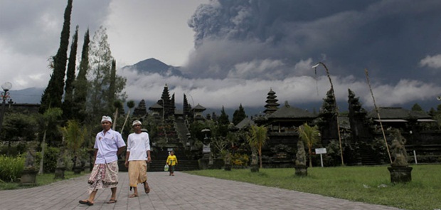 Hari Ini Gunung Agung 2 Kali Meletus