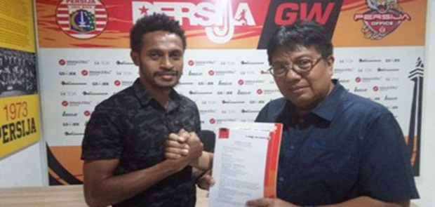 Bek Kanan Arema Berlabuh di Persija