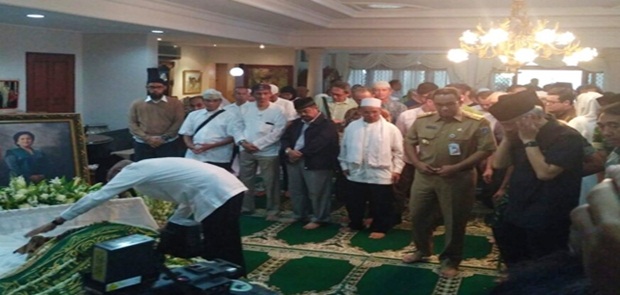 Anies Melayat Istri Gubernur Almarhum Wiyogo Admodarminto