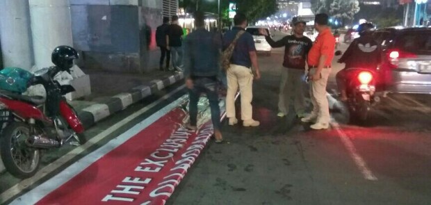 Satpol PP Bongkar Reklame di JPO depan Sarinah